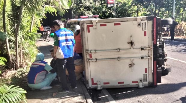 pikap terguling di bundaran satelit