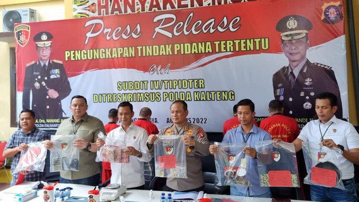 Polda Kalimantan Tengah (Kalteng) mengungkap empat kasus operasi penambangan emas ilegal di wilayahnya.