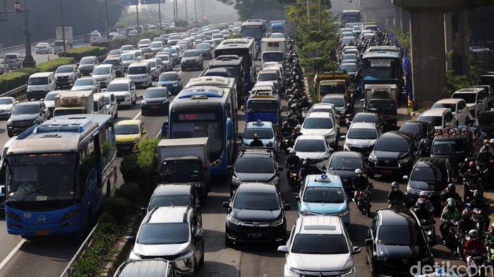 Kemacetan terjadi setiap pagi dan sore hari. Seperti yang terlihat di Jalan MT Haryono, Jakarta, Selasa (23/8/2022) ini.