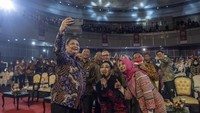 Menko Perekonomian Airlangga Hartarto (kiri) berswafoto bersama Ketua Dewan Komisioner Otoritas Jasa Keuangan (OJK) Mahendra Siregar (keempat kiri), Anggota Dewan Komisioner OJK Bidang Edukasi dan Perlindungan Konsumen Friderica Widyasari Dewi (keempat kiri bawah), Kepala Eksekutif Pengawas Pasar Modal Inarno Djajadi (kedua kiri), Kepala Eksekutif Pengawas IKNB Ogi Prastomiyono (ketiga kiri) dan Kepala Eksekutif LPS Lana Soelistianingsih (kedua kanan) serta para pelajar dan mahasiswa pada acara peluncuran Program SiMuda Gen 2 Kreasimuda Indonesia 2022 di Jakarta.