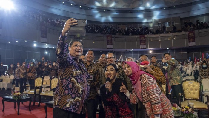 Ketua Dewan Komisioner Otoritas Jasa Keuangan (OJK) Mahendra Siregar (kanan) bersama Menko Perekonomian Airlangga Hartarto (tengah) serta Anggota Dewan Komisioner OJK Bidang Edukasi dan Perlindungan Konsumen Friderica Widyasari Dewi(kiri) memberikan paparannya pada acara peluncuran Program SiMuda Gen 2 Kreasimuda Indonesia 2022 di Jakarta, Selasa (23/8/2022). Program yang diselenggarakan oleh OJK dalam rangka peringatan Hari Indonesia Menabung tersebut bertujuan untuk mendorong agar setiap pelajar berusia di bawah 18 tahun memiliki setidaknya satu rekening tabungan di bank. ANTARA FOTO/Muhammad Adimaja/hp.