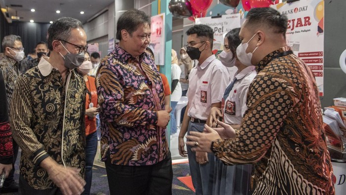 Ketua Dewan Komisioner Otoritas Jasa Keuangan (OJK) Mahendra Siregar (kanan) bersama Menko Perekonomian Airlangga Hartarto (tengah) serta Anggota Dewan Komisioner OJK Bidang Edukasi dan Perlindungan Konsumen Friderica Widyasari Dewi(kiri) memberikan paparannya pada acara peluncuran Program SiMuda Gen 2 Kreasimuda Indonesia 2022 di Jakarta, Selasa (23/8/2022). Program yang diselenggarakan oleh OJK dalam rangka peringatan Hari Indonesia Menabung tersebut bertujuan untuk mendorong agar setiap pelajar berusia di bawah 18 tahun memiliki setidaknya satu rekening tabungan di bank. ANTARA FOTO/Muhammad Adimaja/hp.