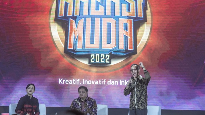Ketua Dewan Komisioner Otoritas Jasa Keuangan (OJK) Mahendra Siregar (kanan) bersama Menko Perekonomian Airlangga Hartarto (tengah) serta Anggota Dewan Komisioner OJK Bidang Edukasi dan Perlindungan Konsumen Friderica Widyasari Dewi(kiri) memberikan paparannya pada acara peluncuran Program SiMuda Gen 2 Kreasimuda Indonesia 2022 di Jakarta, Selasa (23/8/2022). Program yang diselenggarakan oleh OJK dalam rangka peringatan Hari Indonesia Menabung tersebut bertujuan untuk mendorong agar setiap pelajar berusia di bawah 18 tahun memiliki setidaknya satu rekening tabungan di bank. ANTARA FOTO/Muhammad Adimaja/hp.