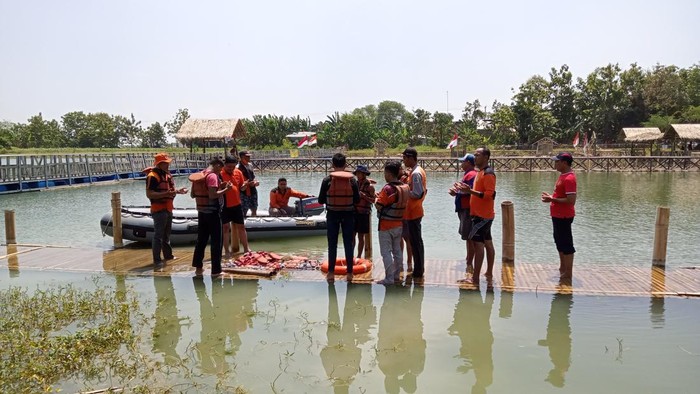 Proses pencarian pelajar tenggelam di Embung Desa Blerong, Kecamatan Guntur, Demak, oleh tim SAR gabungan, Selasa (23/8/2022).