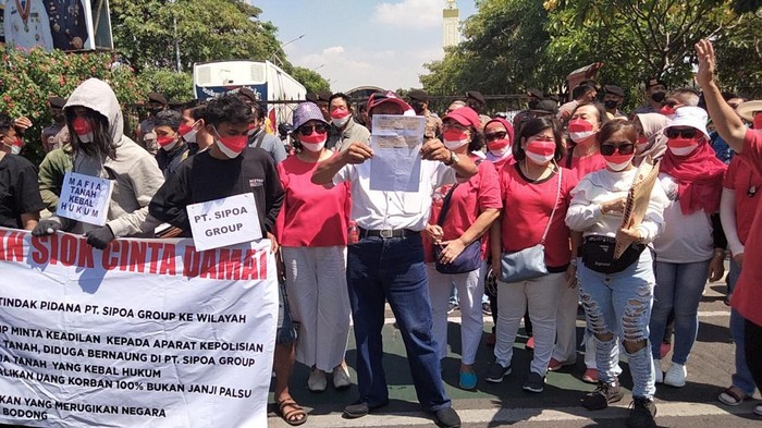 Puluhan korban proyek apartemen Sipoa Grup demo di depan mapolda jatim