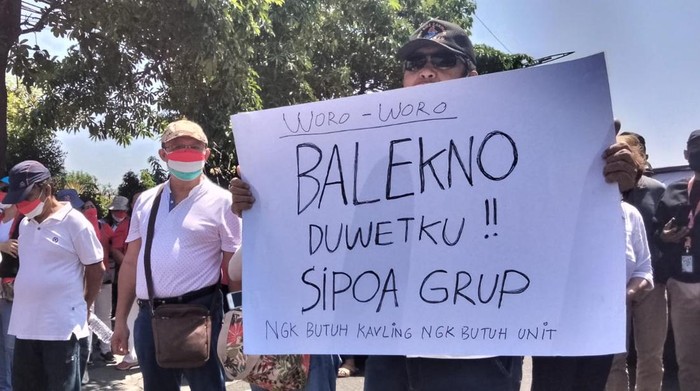 Puluhan korban proyek apartemen Sipoa Grup demo di depan mapolda jatim