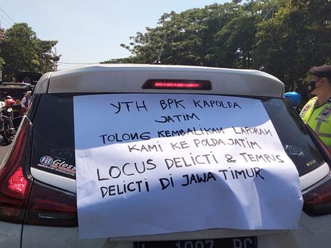 Puluhan korban proyek apartemen Sipoa Grup demo di depan mapolda jatim Puluhan korban proyek apartemen Sipoa Grup demo di depan mapolda jatim