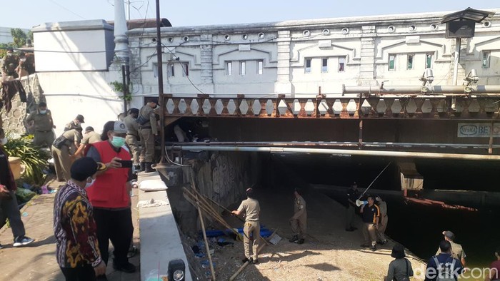 Petugas melakukan pembongkaran hunian di kolong Jembatan Banjir Kanal Barat, Semarang, Selasa (23/8/2022).