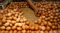 Pedagang menata telur ayam di Pasar Kebayoran Baru, Jakarta Selatan, Selasa (23/8/2022).