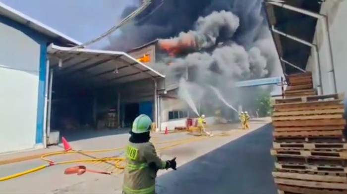 Sebuah pabrik di Cilincing, Jakarta Utara (Jakut), terbakar. Lebih dari 20 mobil pemadam kebakaran (damkar) dikerahkan ke lokasi. (dok Dinas Gulkarmat DKI)