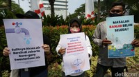 Mereka meminta Gubernur DKI Jakarta Anies Baswedan untuk menyelesaikan sejumlah permasalahan seperti kualitas udara Jakarta, akses air bersih, penanganan banjir serta perlindungan masyarakat pesisir dan pulau-pulau kecil di pesisir Jakarta.