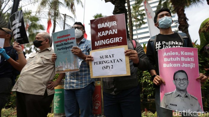 Sejumlah orang yang tergabung dalam Koalisi Perjuangan Warga Jakarta (Kopaja) gelar aksi di Balaikota, Jakarta, Rabu (23/8). Mereka membawa berbagai poster tuntutan.
