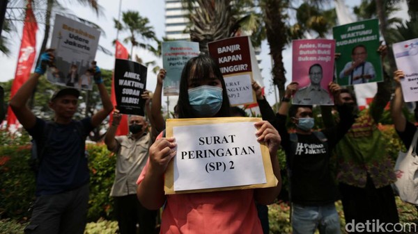 Aktivis Gelar Unjukrasa di Depan Kantor Anies, Ada Apa?