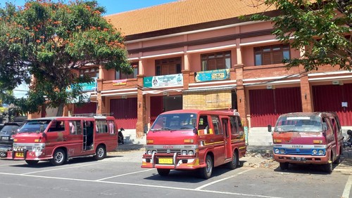Sejumlah Angkutan Umum sedang menunggu penumpang di Terminal Banyuasri Singaraja, Buleleng, Bali, Selasa (23/8/2022).