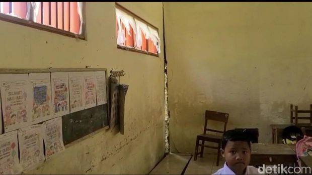 Bangunan sekolah di Brebes rusak.