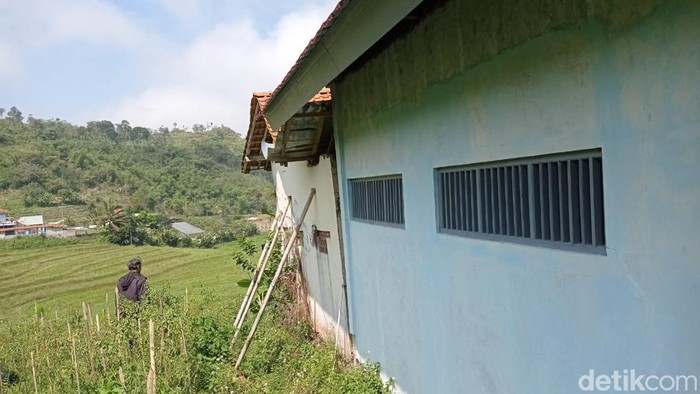 Bangunan sekolah di Brebes rusak.