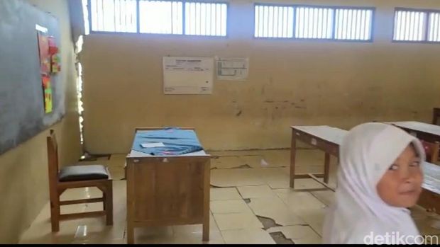 Bangunan sekolah di Brebes rusak.