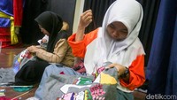 Asisten Administrasi dan Kesejahteraan Rakyat Setko Jakarta Pusat M. Fahmi membuka Pelatihan Seni Kriya yang akan berlangsung selama 10 hari (dari tanggal 18 sampai 31 Agustus 2022), di Gedung M. Mashabi, Jalan KH Mas Mansyur, Kecamatan Tanah Abang, Kamis (18/8). Fahmi mengatakan, sejak awal pandemi COVID-19 mulai mereda Suku Dinas Kebudayaan Kota Administrasi Jakarta Pusat telah aktif melakukan kegiatan diawali dengan kegiatan seni membatik dan lainya sebagainya.