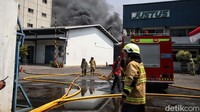 Kebakaran terjadi di salah satu gedung di pabrik.