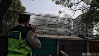 Berdasarkan dari data pemadam kebakaran DKI Jakarta, kebakaran dilaporkan terjadi pada pukul 12.37 WIB.