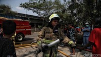 Sampai berita ini diturunkan, personel damkar masih bekerja keras memadamkan api.