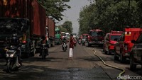 Pihak damkar sejauh ini telah mengerahkan 19 unit mobil pemadam. 