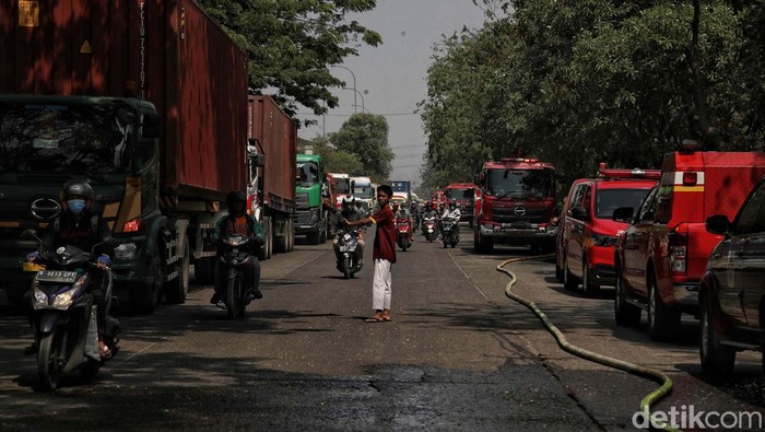Si Jago Merah Mengamuk di Sebuah Pabrik di Cilincing Sebuah pabrik di Jalan Cakung Cilincing, Jakarta Utara, terbakar. Hingga berita ini diturunkan api masih berkobar.