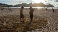 Seniman land art, Jon Foreman dan James Brunt mulai membuat simbol Rumah Targaryen di tepi pantai La Concha, San Sebastian, Spanyol, akhir pekan lalu.  Foto: Getty Images/Gari Garaialde