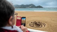 Masyarakat umum turut melihat proses pembuatan karya seni tersebut.  Foto: Getty Images/Gari Garaialde