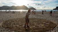 Jon Foreman dibantu James Brunt membuatnya hanya dalam waktu beberapa hari saja. Tantangannya adalah ia harus membuat pembatas agar pengunjung pantas tidak mendekati lokasi karya seni.  Foto: Getty Images/Gari Garaialde