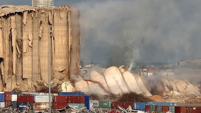 Sisa-sisa Ledakan di Beirut Makin Runtuh This grab from AFPTV footage shot on August 23, 2022 shows the newly-collapsed northern section of the grain silos at the port of Lebanon's capital Beirut, which were previously partly destroyed by the 2020 port explosion. - Eight more grain silos at Beirut port toppled on August 23, succumbing to damage from a devastating 2020 explosion in the third such collapse in a month, AFP correspondents reported. The remaining southern block is more stable and not at imminent risk of collapse, said French civil engineer Emmanuel Durand, who has installed sensors on the silos. (Photo by Dylan COLLINS / AFPTV / AFP) (Photo by DYLAN COLLINS/AFPTV/AFP via Getty Images)