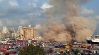 Penampakkan runtuhnya bagian utara silo biji-bijian di pelabuhan Beirut, Lebanon, Selasa (23/8/2022) waktu setempat.  