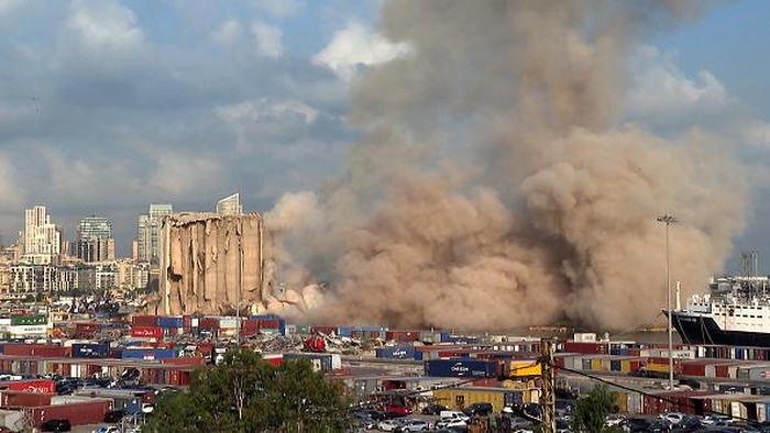 Sisa-sisa Ledakan di Beirut Makin Runtuh This grab from AFPTV footage shot on August 23, 2022 shows the newly-collapsed northern section of the grain silos at the port of Lebanon's capital Beirut, which were previously partly destroyed by the 2020 port explosion. - Eight more grain silos at Beirut port toppled on August 23, succumbing to damage from a devastating 2020 explosion in the third such collapse in a month, AFP correspondents reported. The remaining southern block is more stable and not at imminent risk of collapse, said French civil engineer Emmanuel Durand, who has installed sensors on the silos. (Photo by Dylan COLLINS / AFPTV / AFP) (Photo by DYLAN COLLINS/AFPTV/AFP via Getty Images)