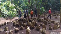 Sesuai namanya, Situs Batu Melingkar ini terdiri dari deretan batu yang bentuknya melingkar. Ukuran batunya berbeda beda mulai kecil hingga ukuran batu sedang. Posisi batu tertata rapi dalam keadaan berdiri tegak.