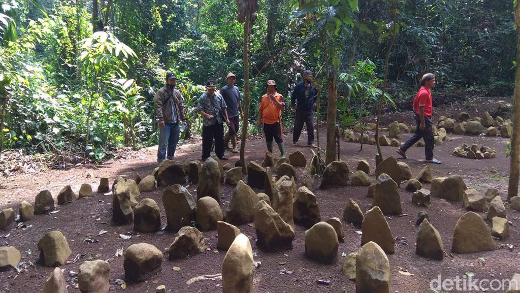 Deretan Batu Melingkar Tasik yang Dipercaya Peninggalan Leluhur Sunda