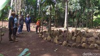 Lingkaran batu ini ada yang satu lingkaran saja dengan batu ukuran besar di tengahnya. Terdapat juga lingkaran batu yang berurutan, seolah berderet dari lingkaran besar, mengecil sampai terpusat satu batu saja.