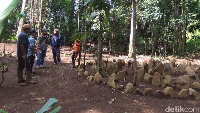 Situs Batu Melingkar di Jahiang, Tasikmalaya