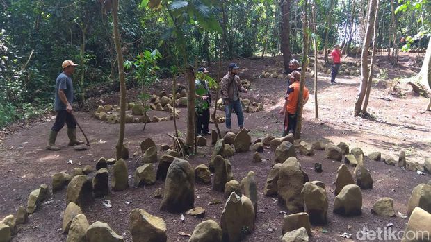 Situs Batu Melingkar di Jahiang, Tasikmalaya