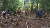 Diyakini batu melingkar merupakan peninggalan leluhur Sunda dari zaman kerajaan dulu. Periodenya diperkirakan sebelum masuknya budaya Hindu dan Buddha dari India.Bila dilihat dari bentuk batuannya dikategorikan sangat sederhana dan tidak berbentuk. Ini diyakini sebagai budaya asli leluhur Sunda Galunggung yang melambangkan kondisi alam Tatar Pasundan. Disinyalir penemuan batu melingkar sebagai lokasi kehidupan sehari-hari masyarakat Sunda hingga lokasi tempat pendidikan.