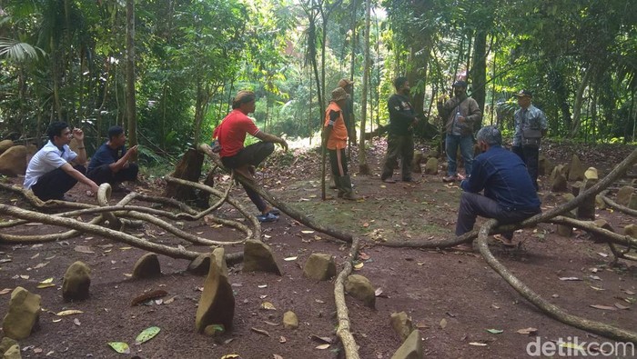Situs Batu Melingkar di Jahiang, Tasikmalaya Situs Batu Melingkar di Jahiang, Tasikmalaya
