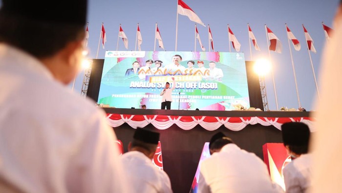 Sosialisasi migrasi siaran TV analog ke digital di Anjungan Losari Makassar.