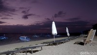 Lampu sorot dari hotel-hotel di sepanjang pantai membantu penerangan. Jajaran kursi jemur di pantai seakan menggoda untuk diabadikan. (Bonauli/detikcom)