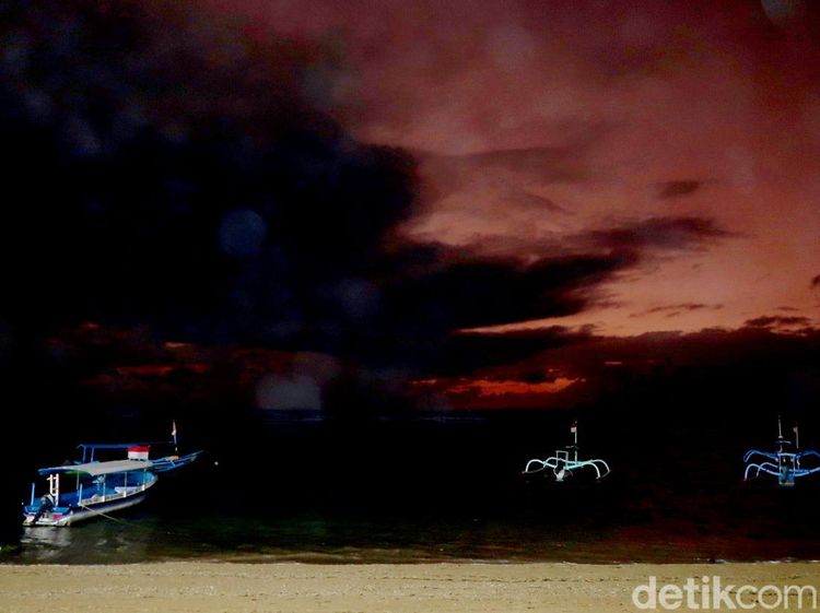 Eksotisme Lembayung Pagi Pantai Sindhu Sanur