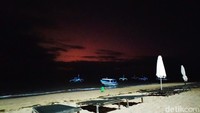 Langit malam yang gelap perlahan mulai terang dengan berkas jingga dari sinar matahari. (Bonauli/detikcom)