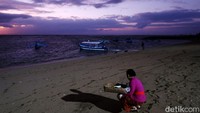 Tepat pukul 06.00 WITa, umat hindu mulai memberikan sesajen pada laut. Diiringi doa, asap dupa menyeruak bersatu dengan aroma pantai. (Bonauli/detikcom)