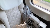 Ini kursi yang diduduki Syahrini selama perjalanan. Foto: Instagram Syahrini