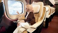 Syahrini menikmati pemandangan di perjalanan. Foto: Instagram Syahrini