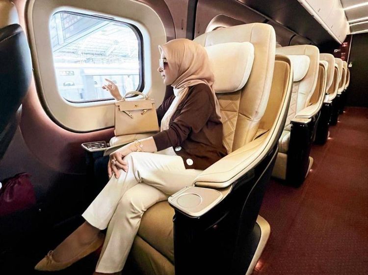 Potret Syahrini dan Reino Barack Sewa Segerbong Kereta Shinkansen di Jepang