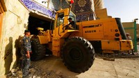 Mesin berat buldoser dan penggali dikerahkan untuk mengangkut puing-puing bangunan yang roboh akibat longsor tersebut.
