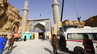 Para petugas penyelamat masih berjuang untuk menemukan sedikitnya 6 peziarah yang terperangkap di bawah reruntuhan akibat tanah longsor yang menghantam sebuah bangunan Muslim Syiah di Kota Karbala, Irak pada Minggu (21/8/2022). Bangunan yang terdampak longsor itu dikenal sebagai Qattarat al-Imam Ali.